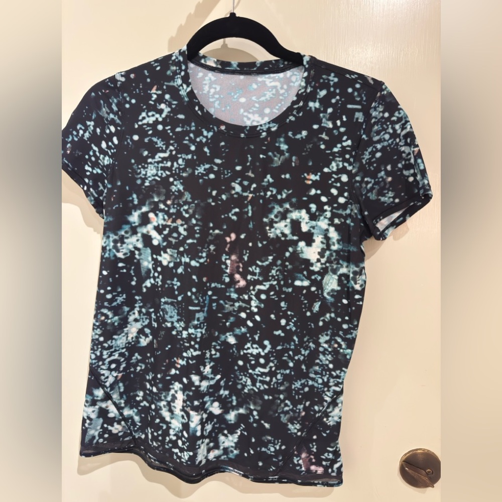 Lululemon Black Blue and White Top